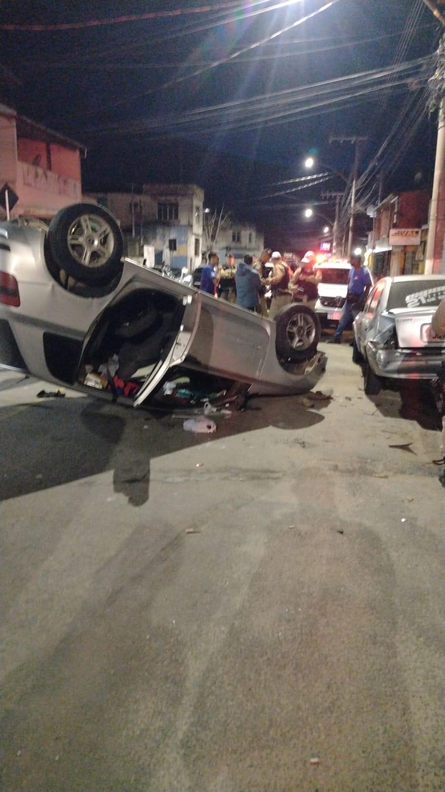 Capotamento no bairro Jóquei Clube mobiliza Corpo de Bombeiros em Juiz de Fora