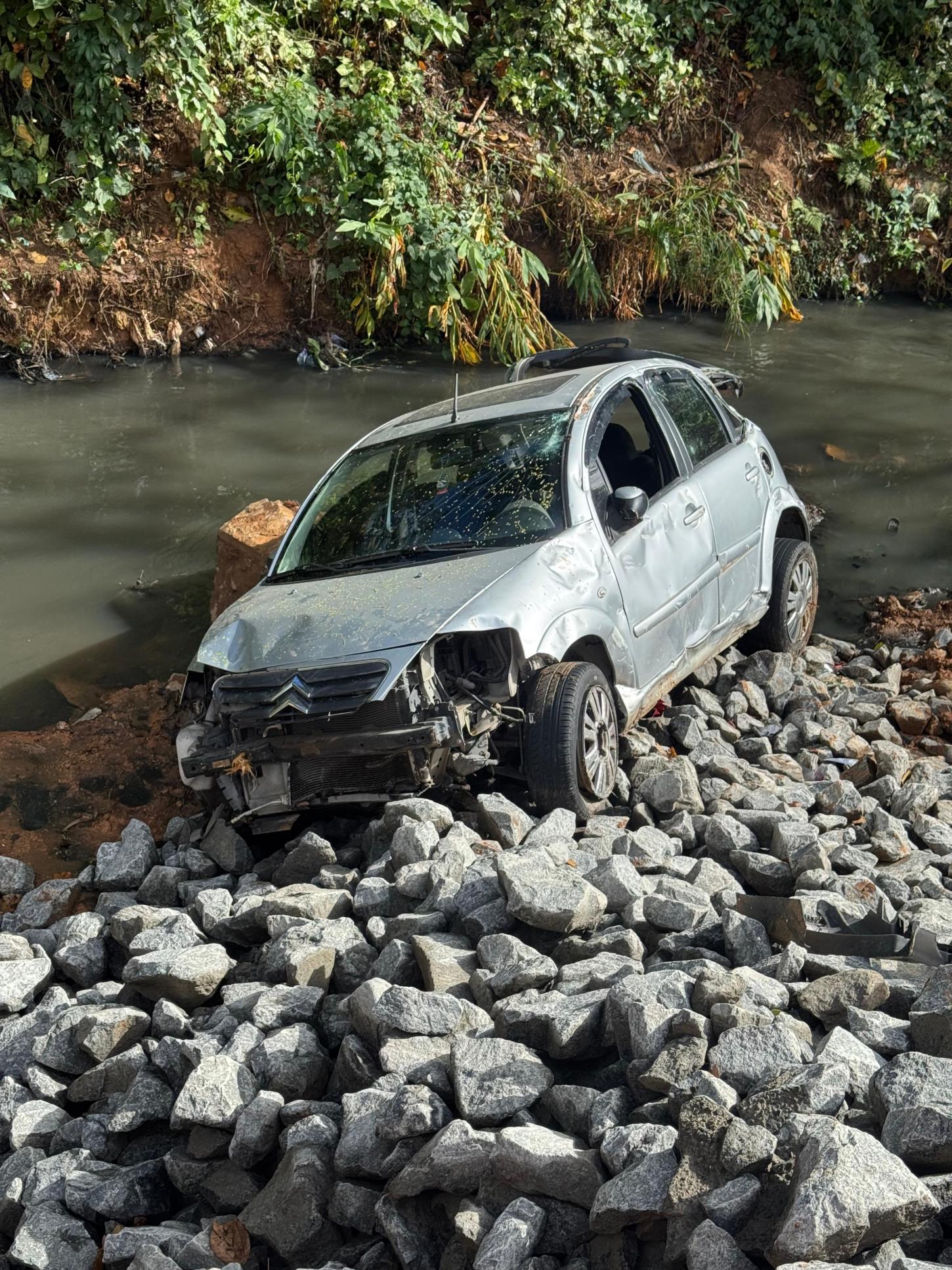 Carro é encontrado caído em córrego no bairro São Pedro, em Juiz de Fora
