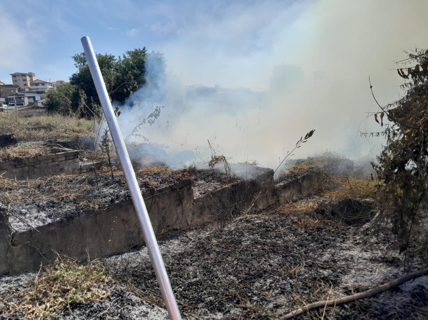 Corpo de Bombeiros combate incêndio em cemitério desativado em Barbacena