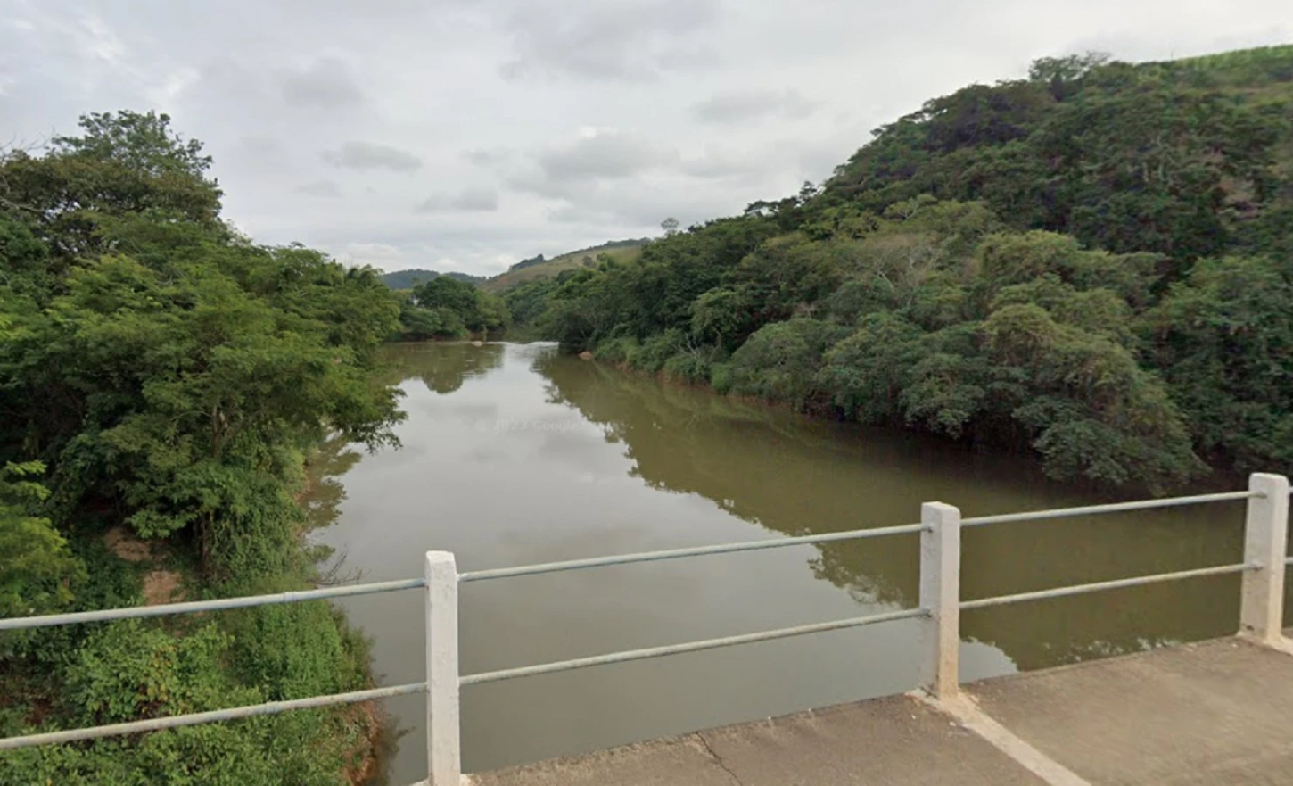 Corpo é encontrado amarrado com bloco de concreto em rio de Patrocínio do Muriaé