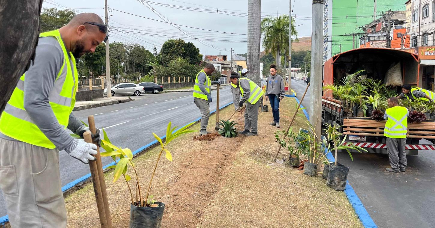 Empav planta mais de 2.500 mudas de flores na Avenida JK em Juiz de Fora