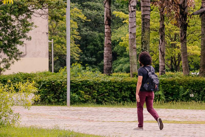 Excesso de internet e apreensão com crise climática impactam a saúde mental de estudantes da USP
