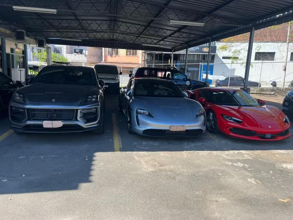 Ferrari e dois Porsches são apreendidos em operação contra fraude no Fundeb em Juiz de Fora