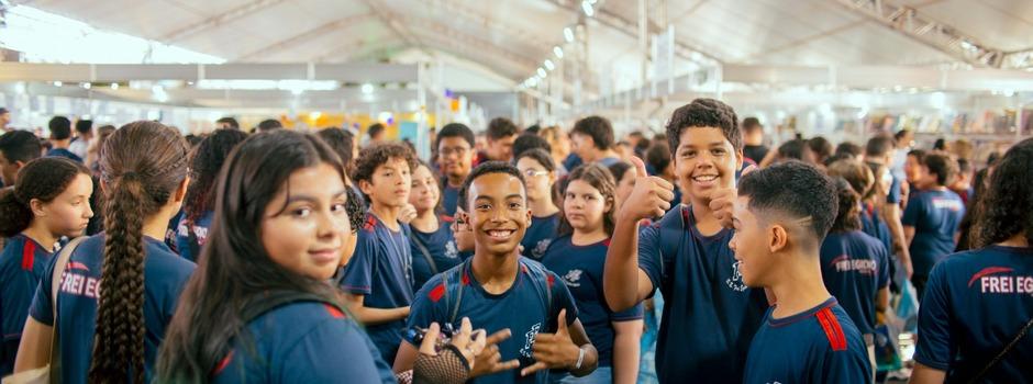 Governo de Minas distribui mais de 12 mil vales-livros durante encontro literário em Campo Belo