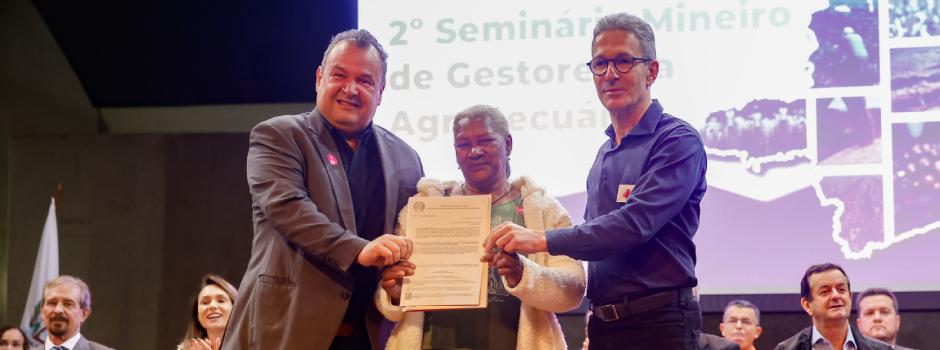 Governo de Minas entrega 10 mil títulos de posse de terra a produtores rurais