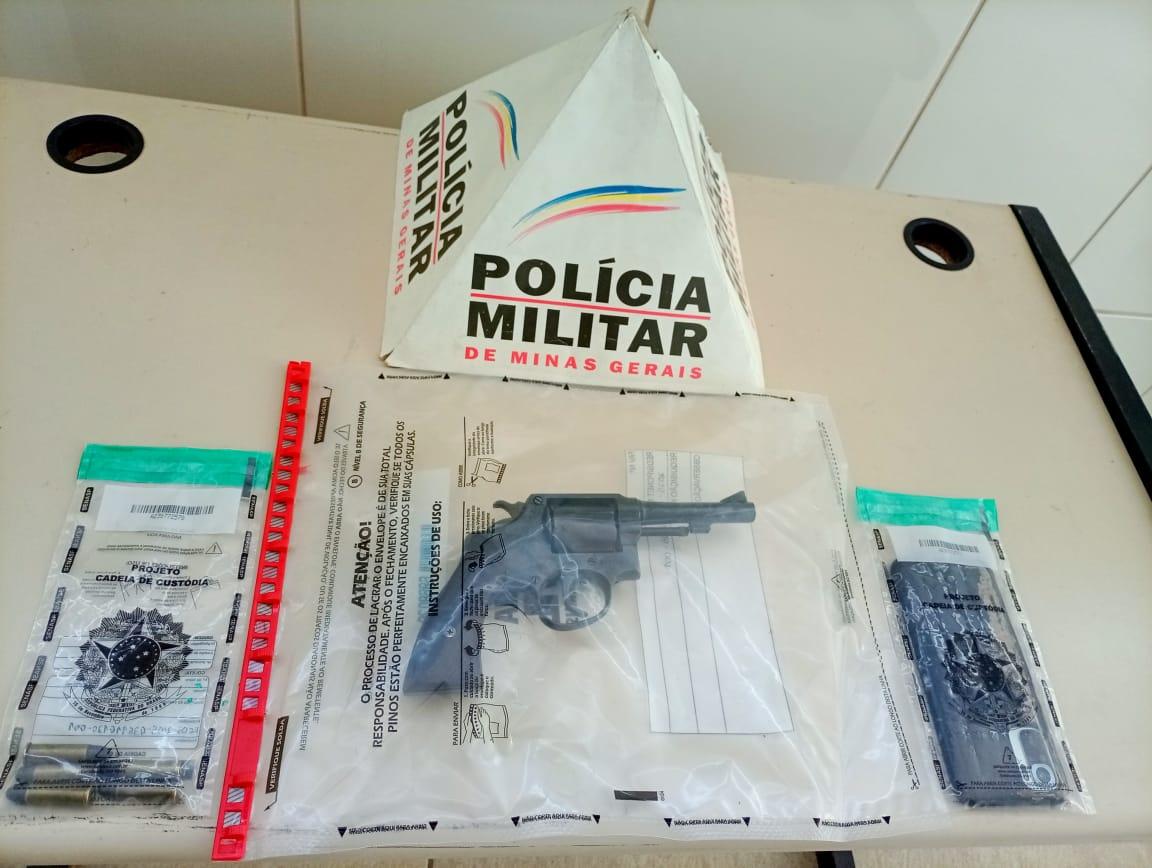 Homem é preso com revólver após perseguição em Barbacena