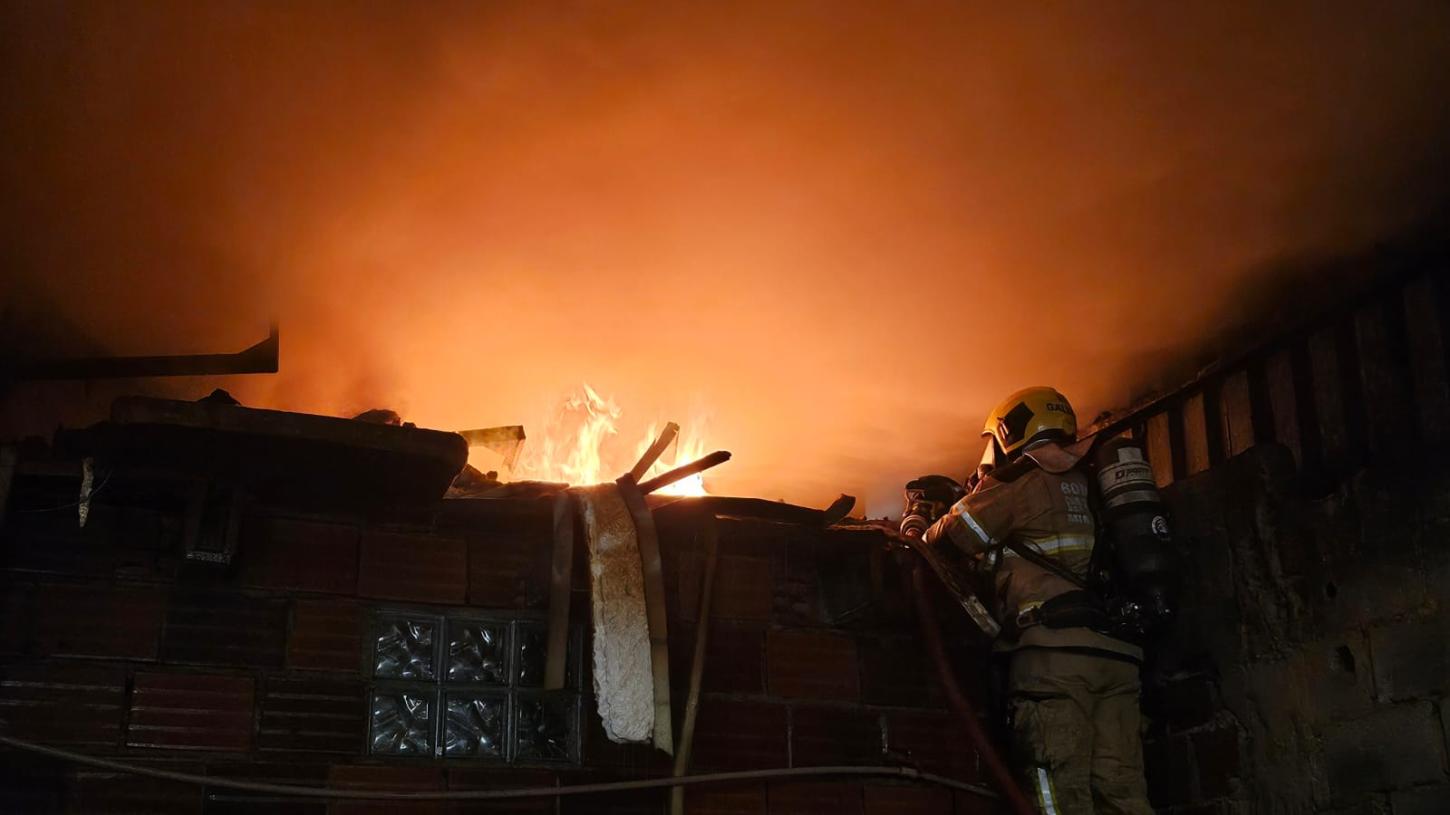 Incêndio atinge fábrica de estofados em Ubá-MG e destrói edificação industrial