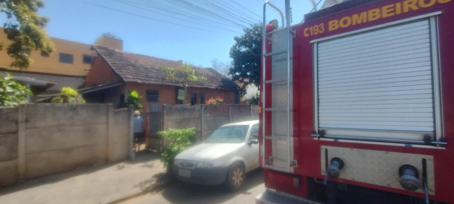 Incêndio em casa abandonada mobiliza Corpo de Bombeiros no bairro Benfica, em Juiz de Fora