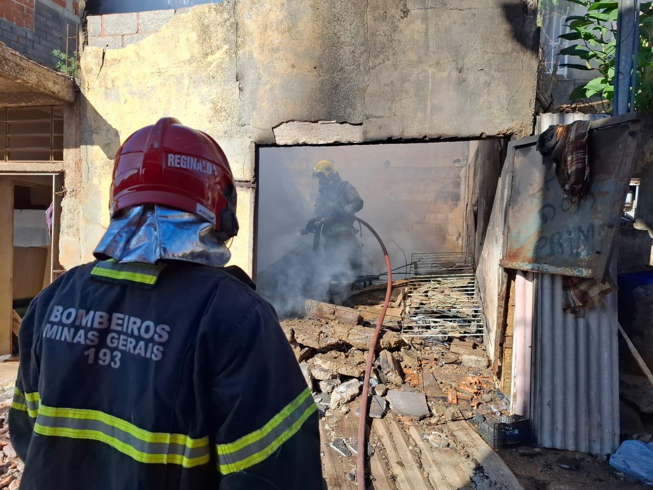 Incêndio em garagem provoca queda de laje e danifica veículos em Juiz de Fora