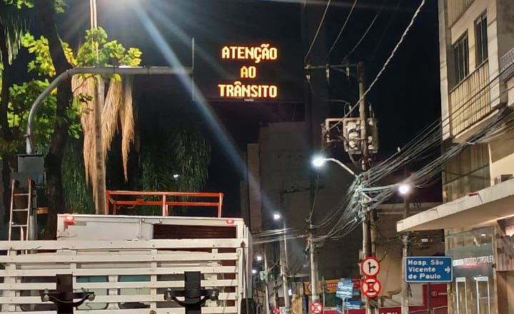 Juiz de Fora instala 13 novos painéis de mensagens de trânsito para aumentar segurança viária