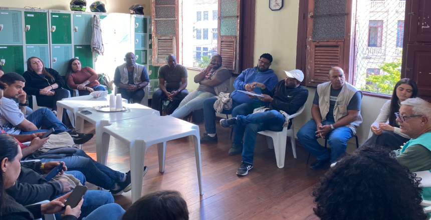 Juiz de Fora: SEBEAL orienta equipes de abordagem social sobre atendimento a pessoas em situação de rua com animais