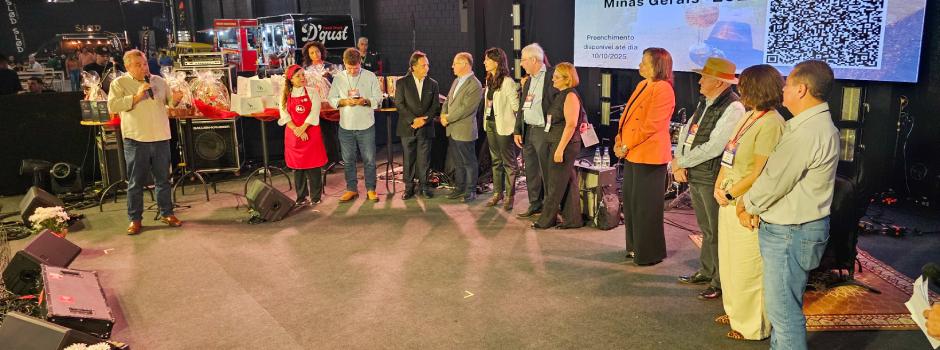 Minas Gerais anuncia nova lei que facilita produção de cachaça durante abertura da Expocachaça 2025