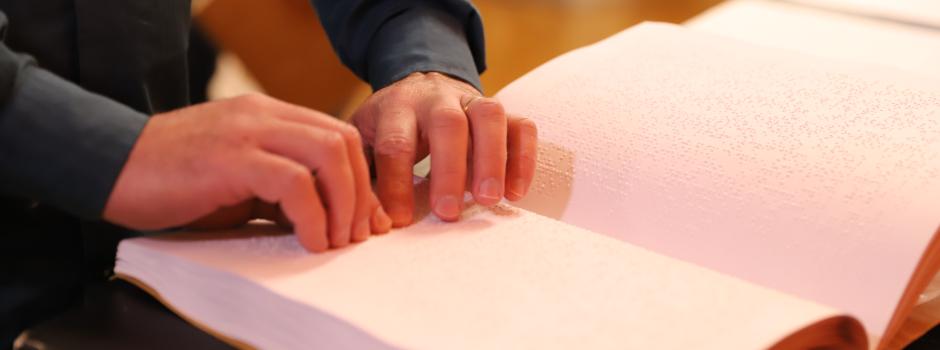 Minas Gerais lança serviço de empréstimo de livros em Braille e audiolivros com entrega gratuita