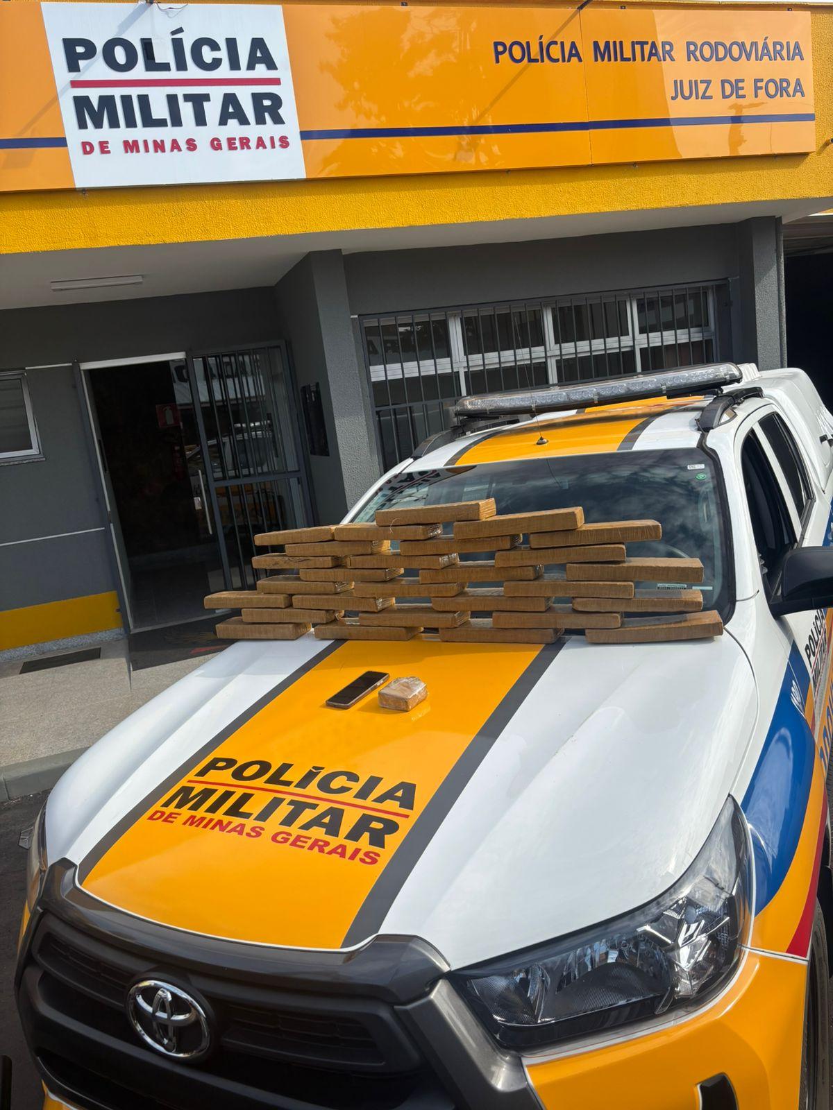 Mulher é presa em Juiz de Fora transportando 30 quilos de maconha em ônibus coletivo