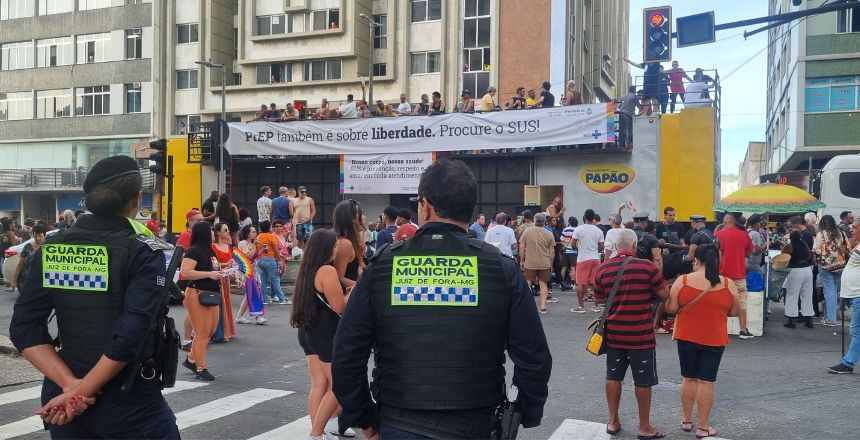 Parada do Orgulho LGBTQIAPN+ reúne milhares de pessoas em Juiz de Fora com segurança reforçada e uso de tecnologia inédita