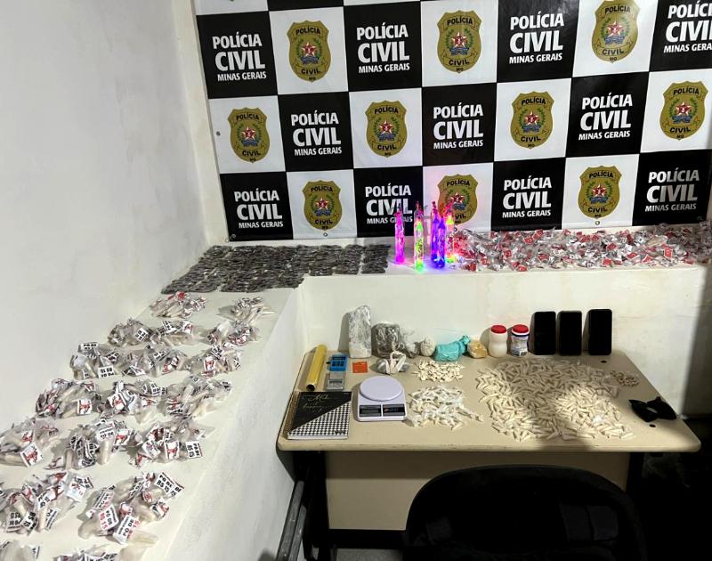 PCMG apreende mais de mil pinos de cocaína e prende dois investigados