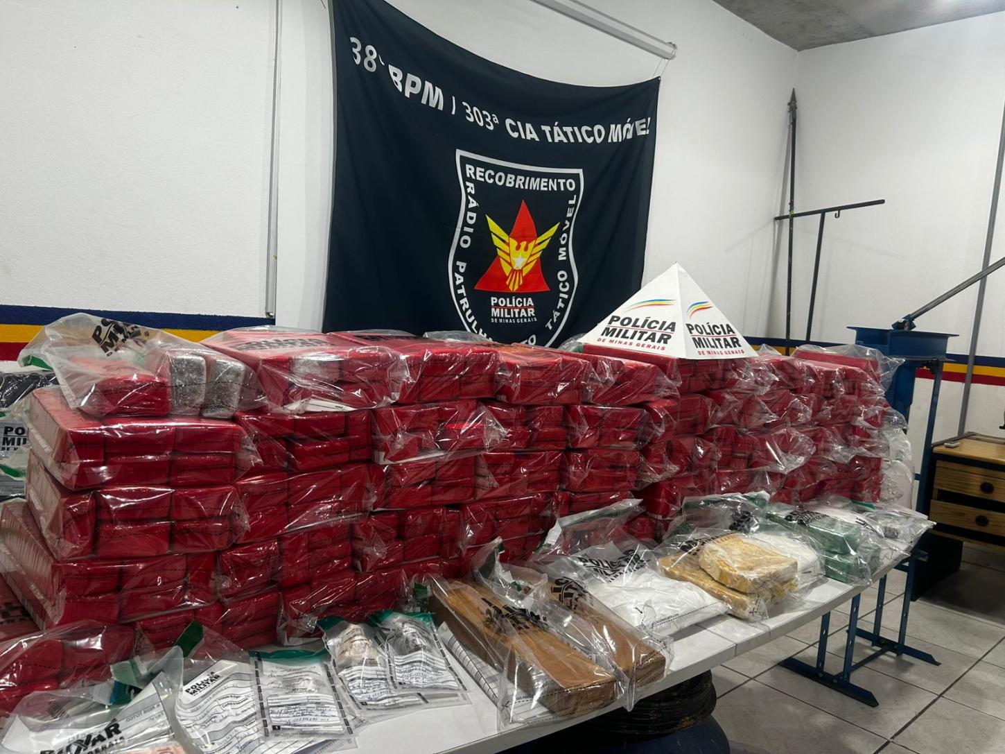 Polícia apreende mais de 270 barras de drogas em Tiradentes