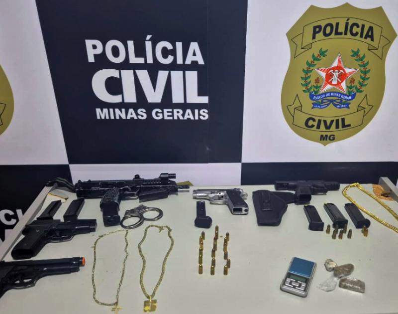 Polícia Civil apreende armas e drogas em operação contra tráfico em Muriaé