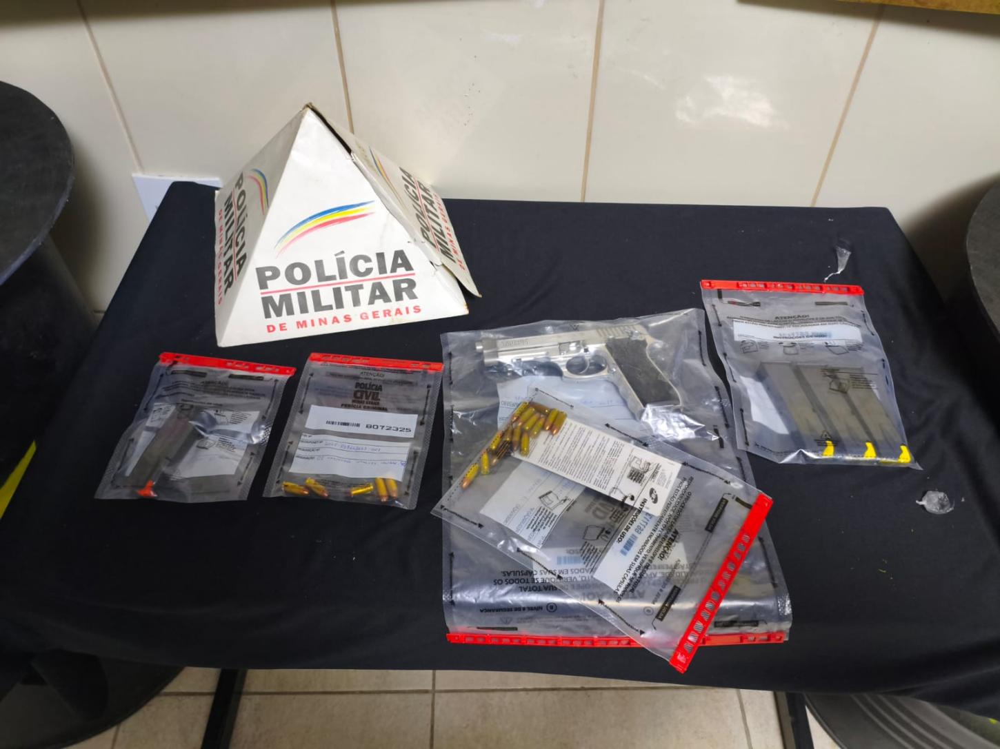 Polícia Militar apreende arma e prende dois foragidos em Barbacena