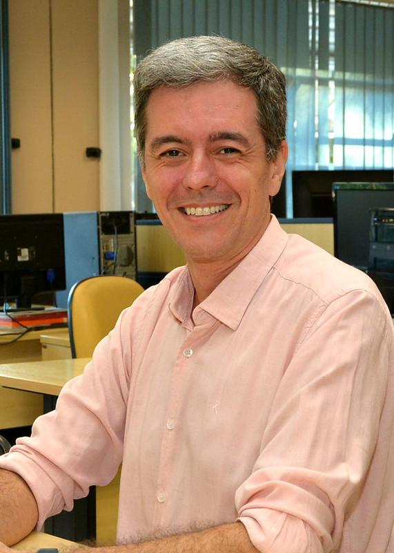 Professor do Departamento de Ciência da Computação da UFJF, Marcelo Moreno, coordena Grupo de Trabalho em Codificação de Aplicações do Fórum do Sistema Brasileiro de Televisão Digital (Foto: Alexandre Dornelas/UFJF)