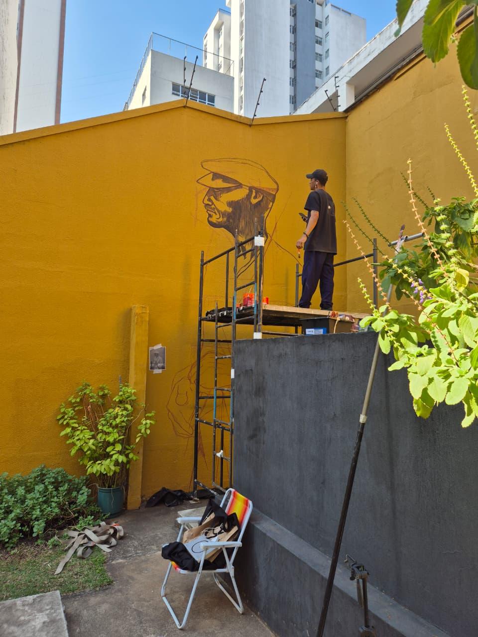 Caio Ronin realiza mural no Centro de Arte Popular em homenagem ao Congado