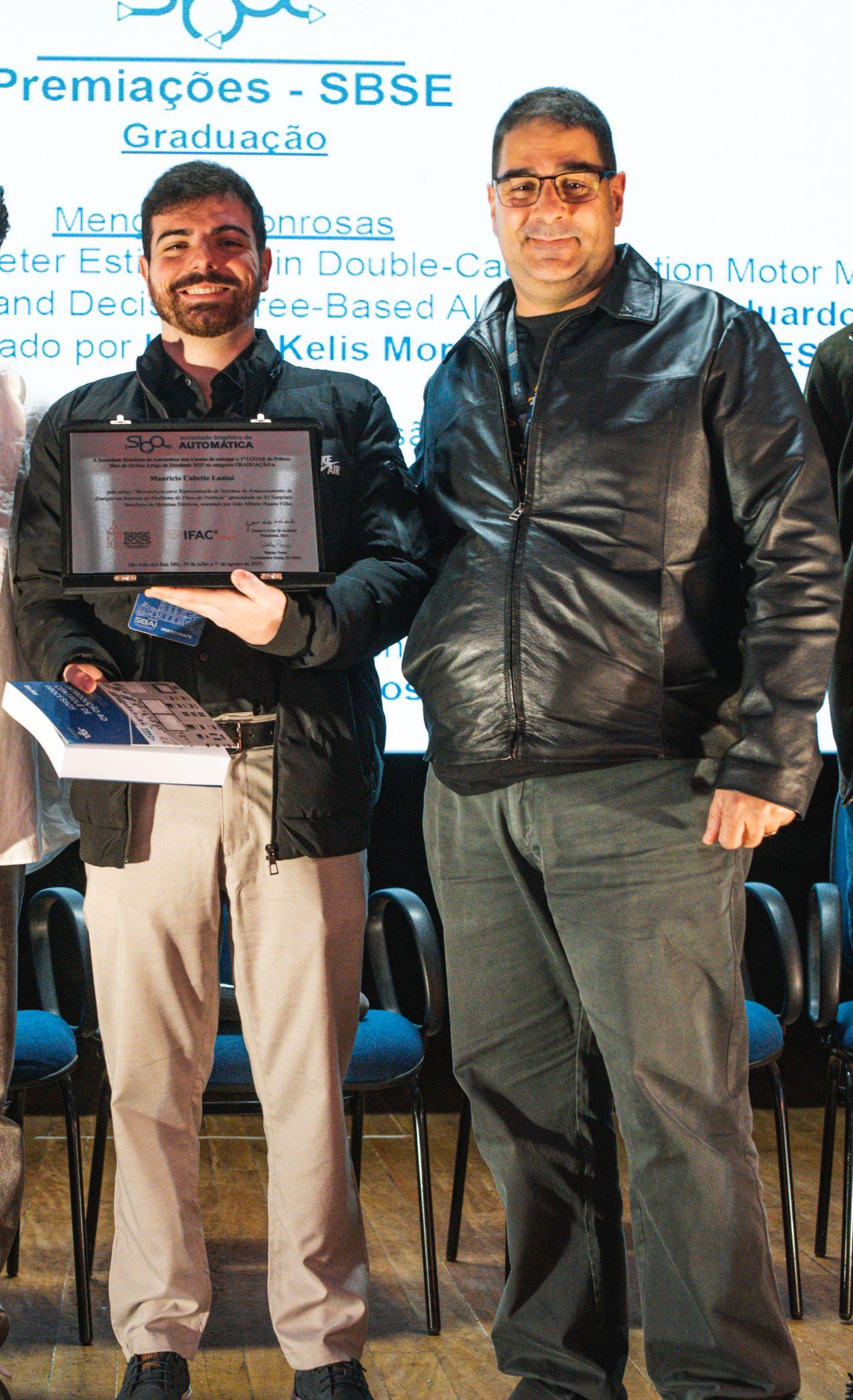 Lanini e seu orientador durante premiação no Simpósio Brasileiro de Automação Inteligente