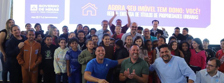 Governo de Minas entrega 126 títulos de propriedade a famílias em Ubá