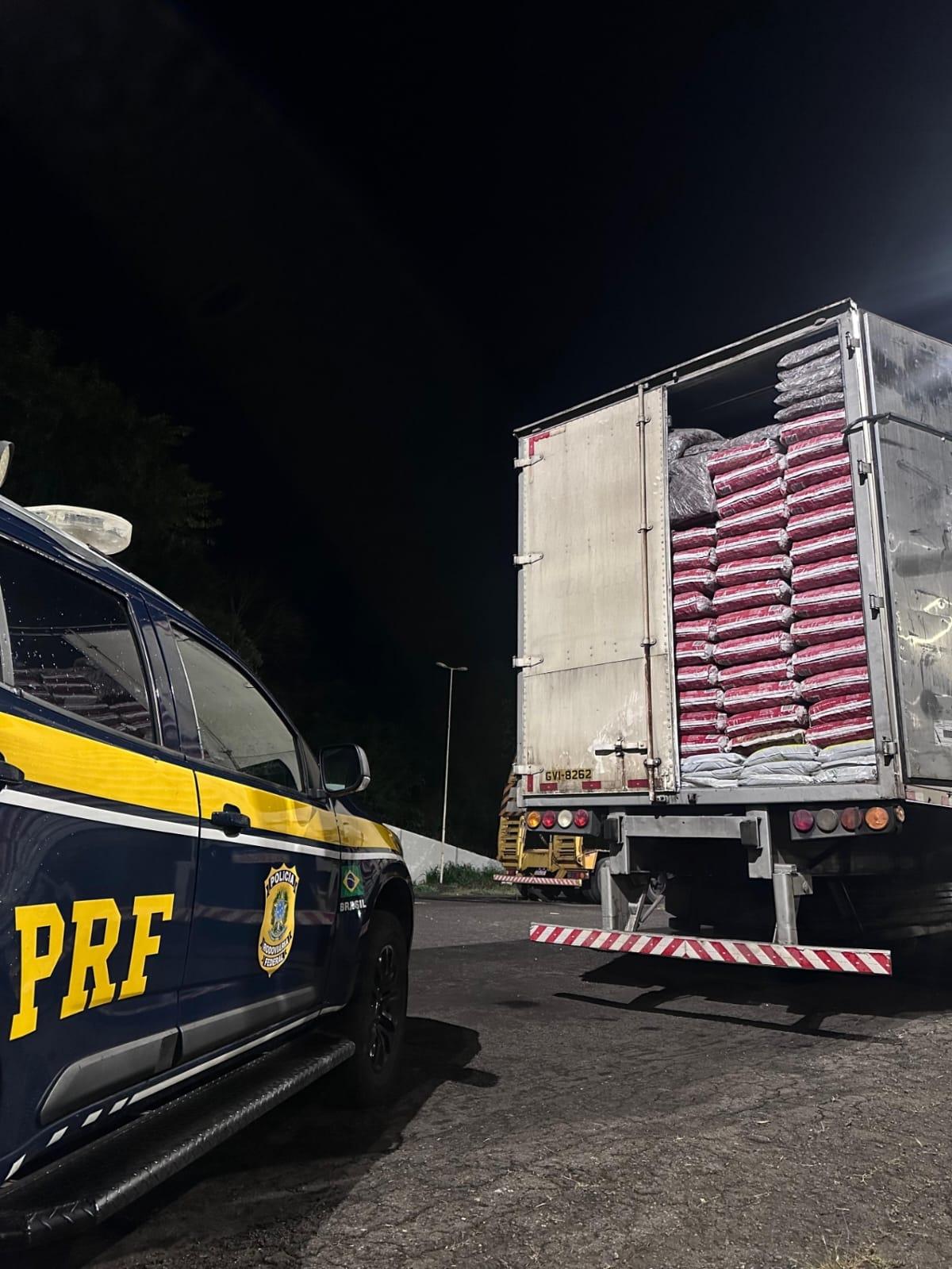 PRF apreende 600 mil maços de cigarros ilegais em carreta na BR-267 entre Guarará e Bicas