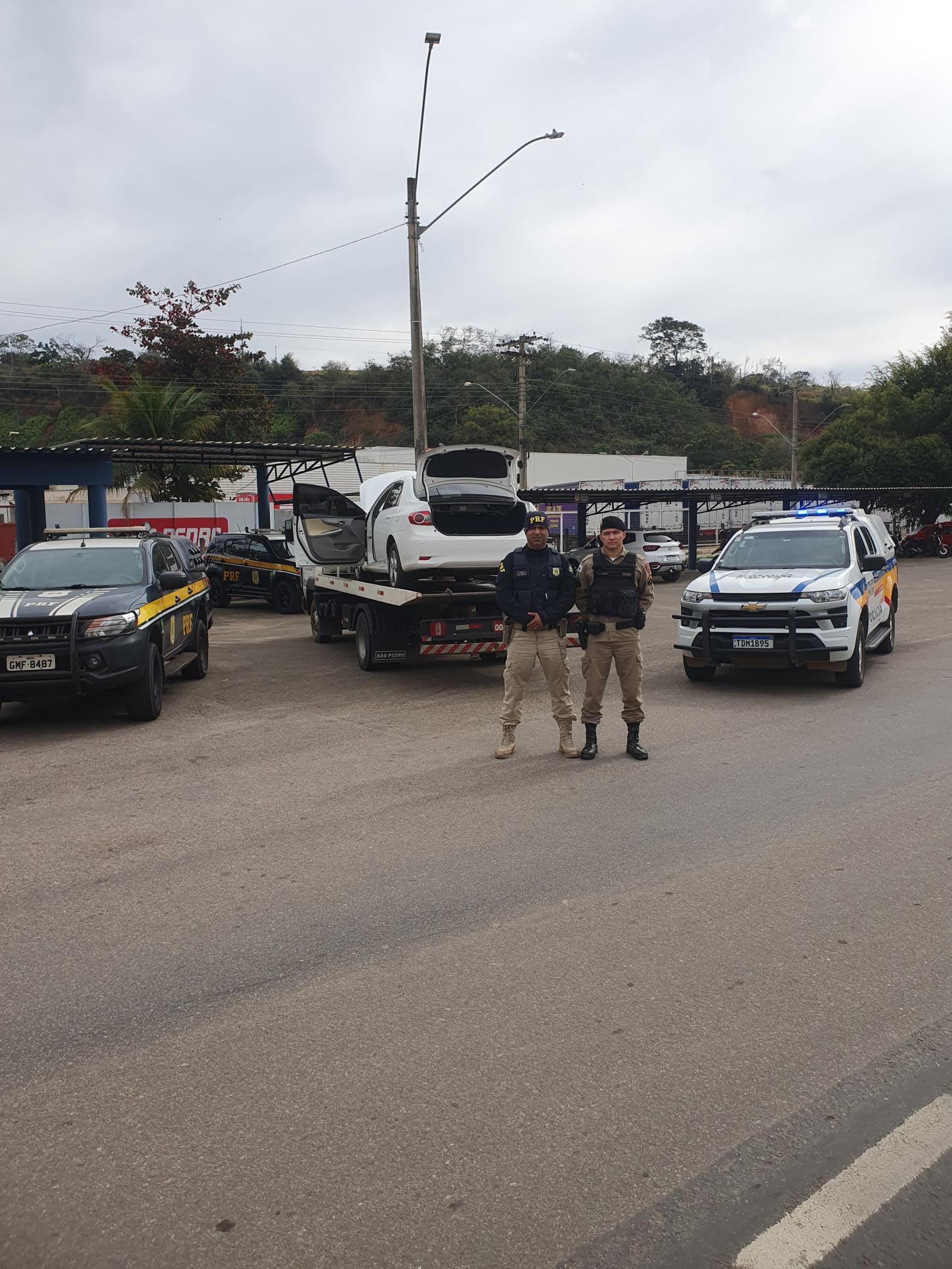 PRF apreende Corolla clonado em Muriaé; veículo original havia sido furtado no Espírito Santo