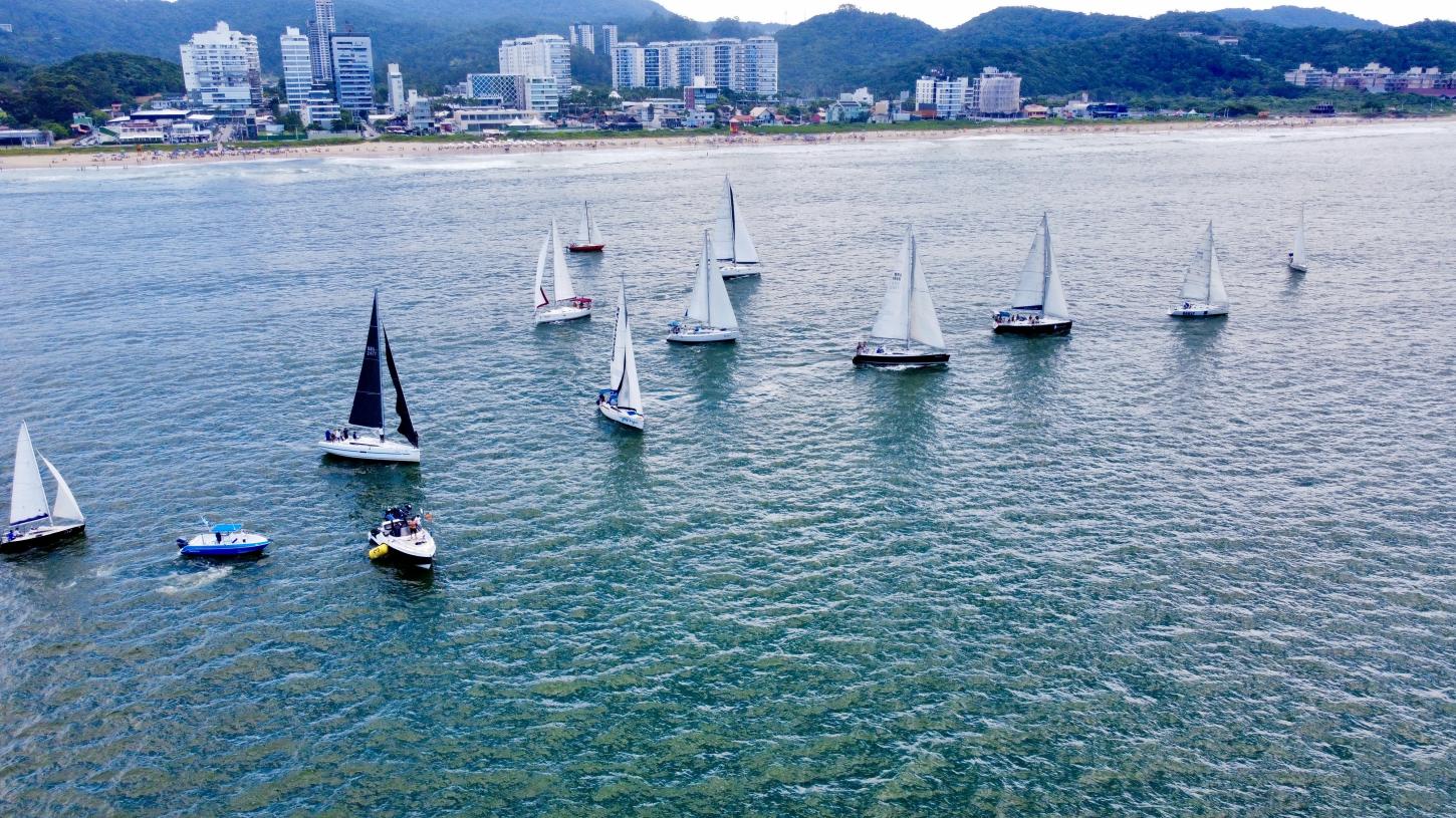 1ª Semana de Vela Marina Itajaí deve atrair 500 pessoas com disputa de barcos por controle remoto e encerramento do circuito de regatas