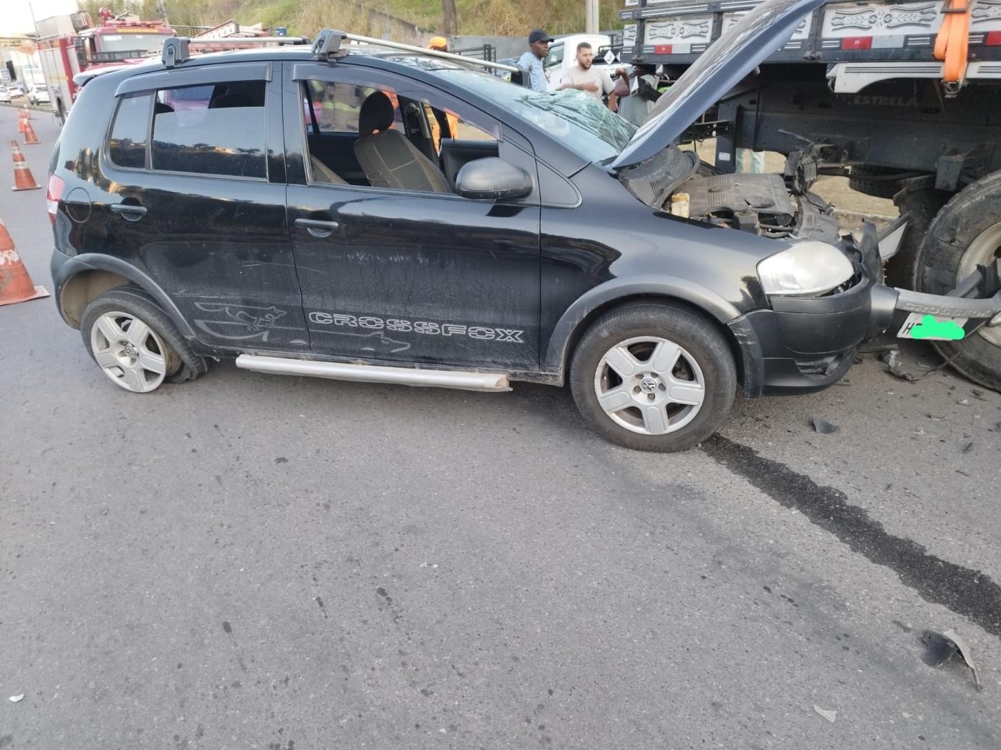 Acidente entre carro e caminhão mobiliza Corpo de Bombeiros em Juiz de Fora
