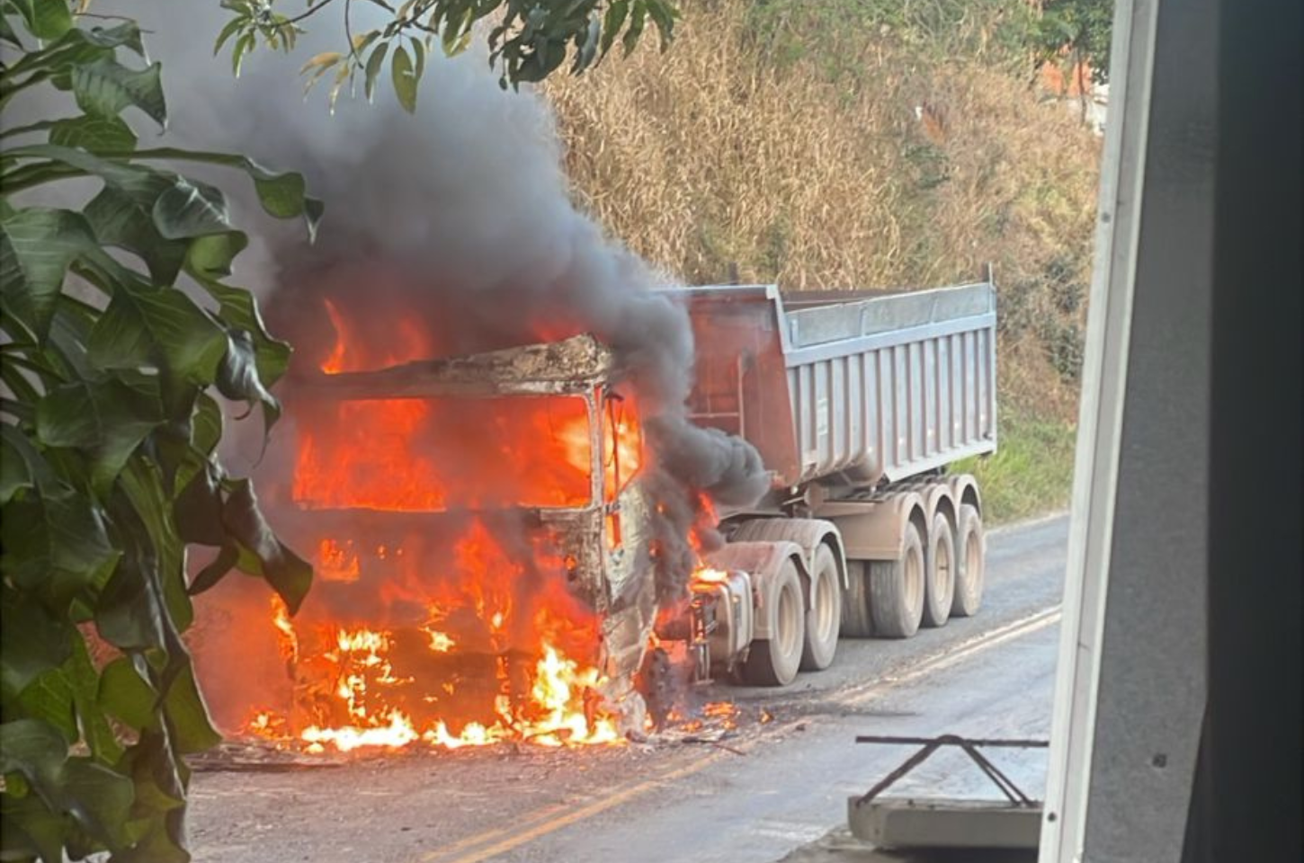Bombeiros controlam incêndio em carreta em Piraúba