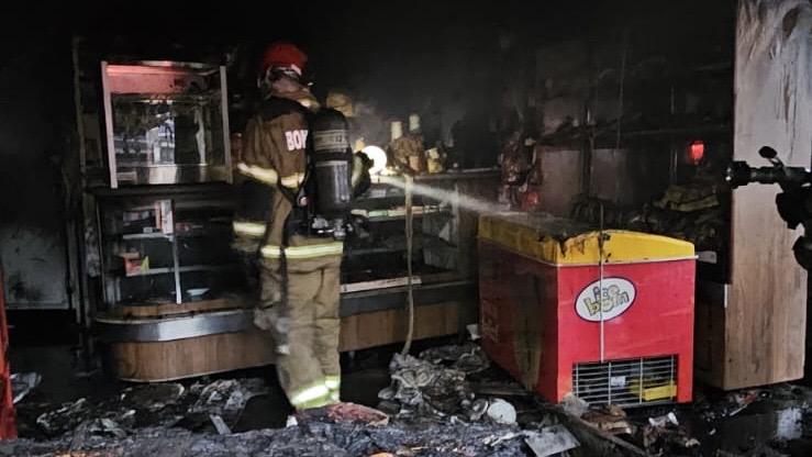 Bombeiros controlam incêndio em padaria no Santa Luzia