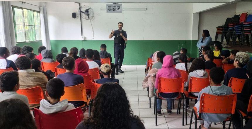 Bullying e cyberbullying são tema de roda em escola