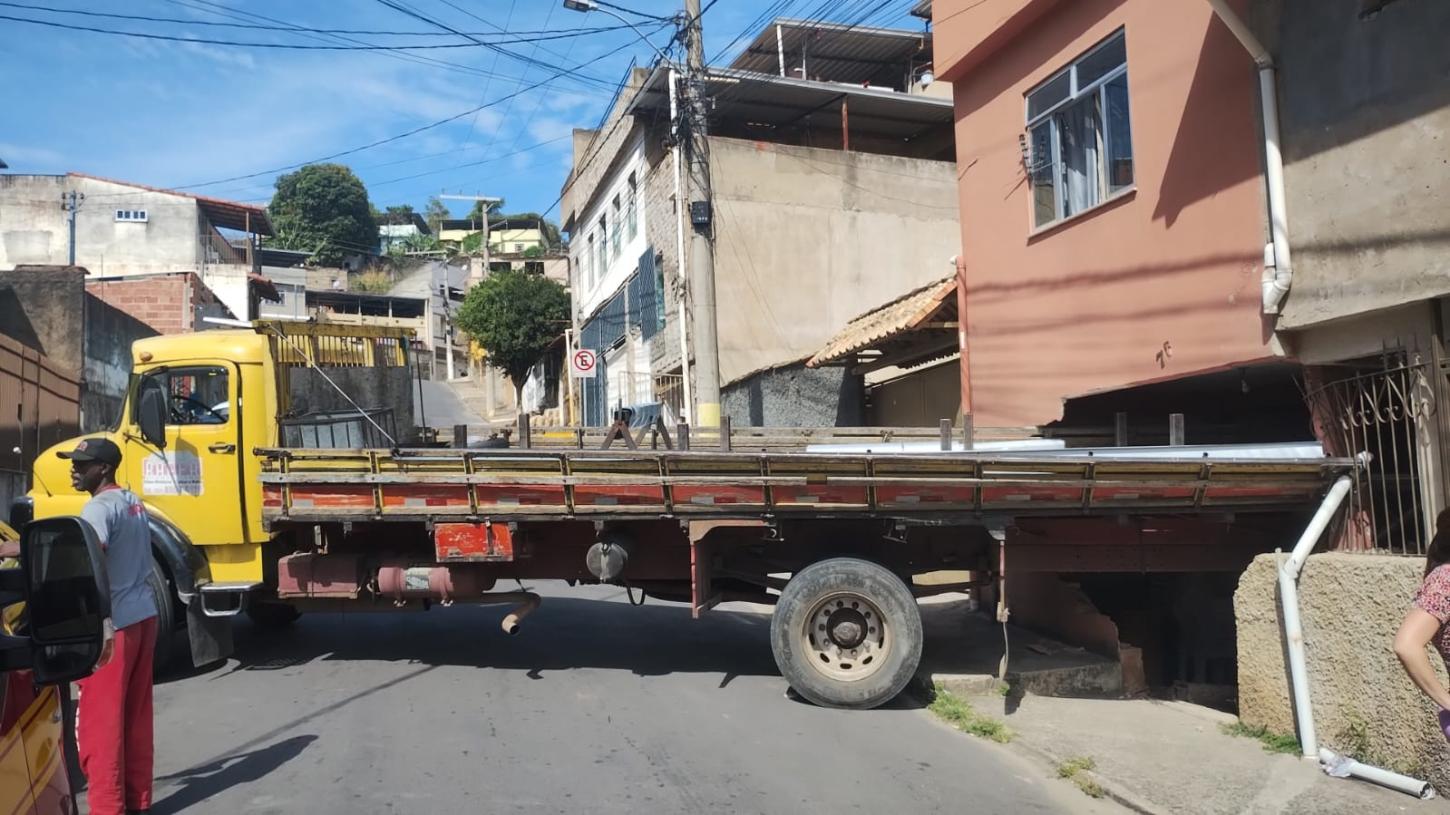 Caminhão desce rua desgovernado e motorista fica ferido em acidente em Juiz de Fora