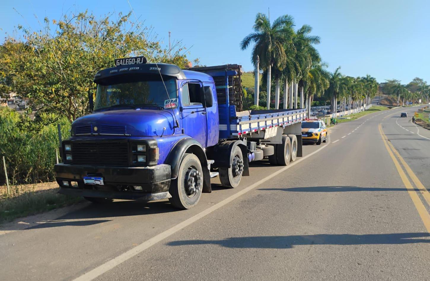 Caminhoneiro é preso com placas adulteradas e drogas na MGC-393