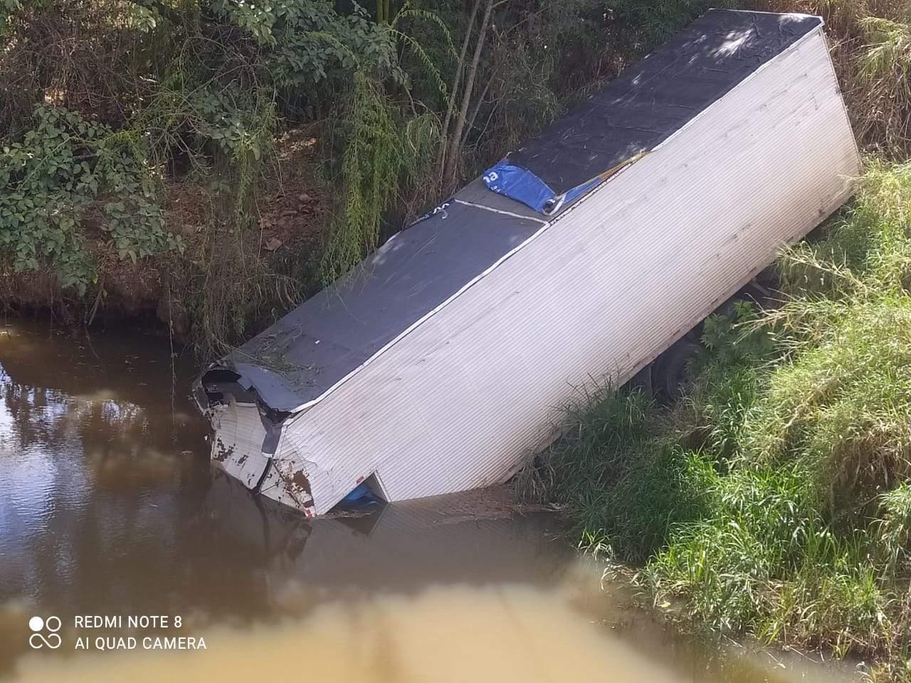 Carreta cai em rio na BR-262, próximo ao trevo de Matipó