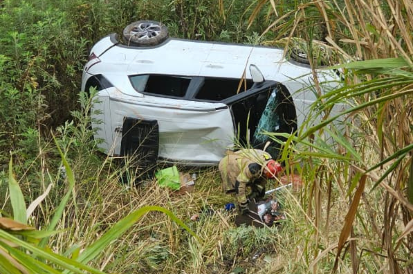 Carro cai em ribanceira na BR-040 e deixa cinco feridos em Juiz de Fora
