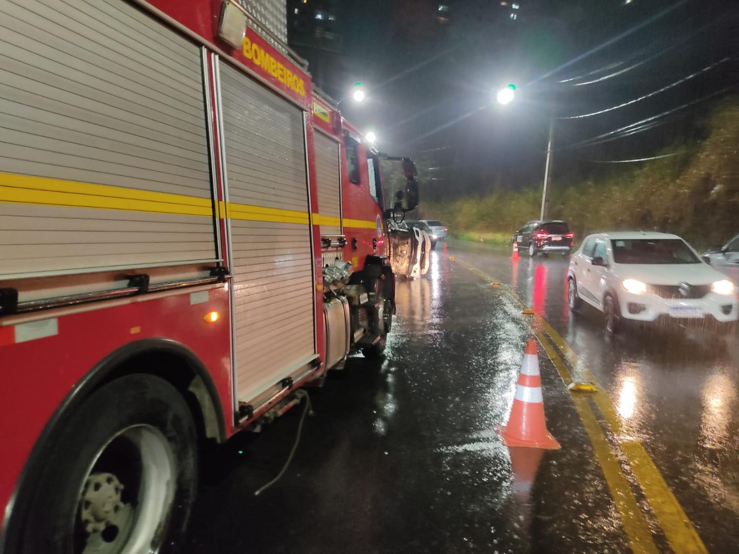 Carro capota após derrapar em pista com óleo em Rua Paracatu