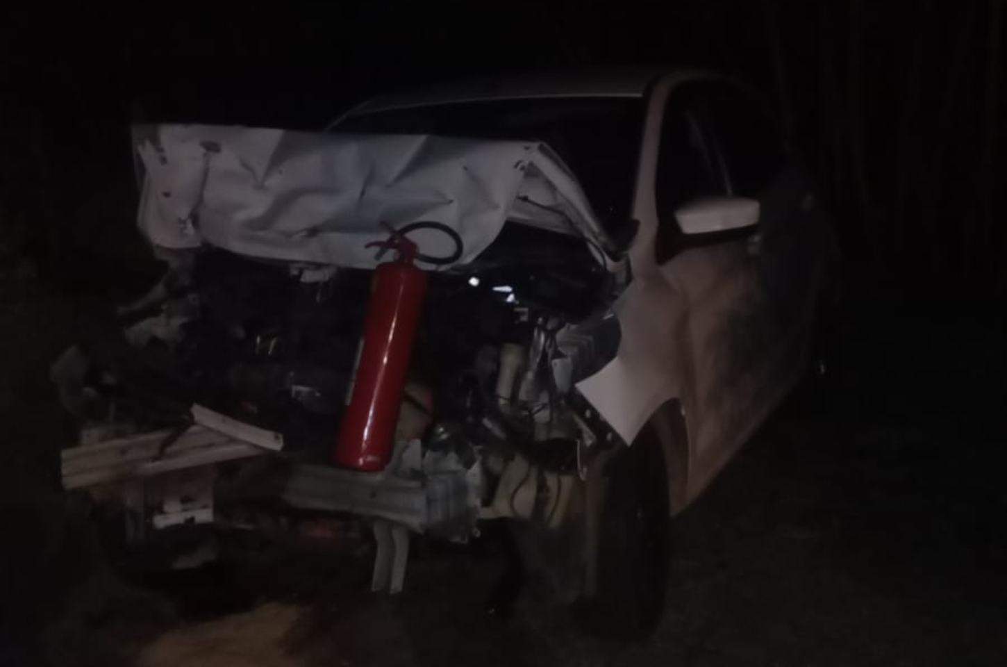 Carros colidem de frente e um pega fogo na Avenida Juiz de Fora