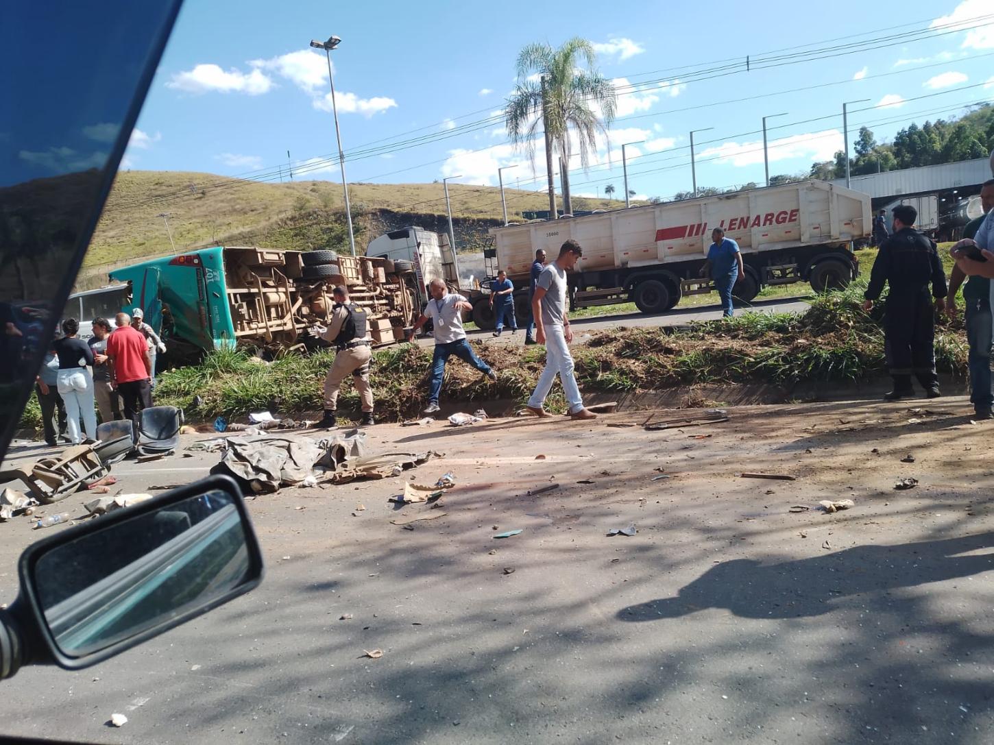 Colisão entre dois ônibus na BR-040 deixa 4 mortos e 31 feridos