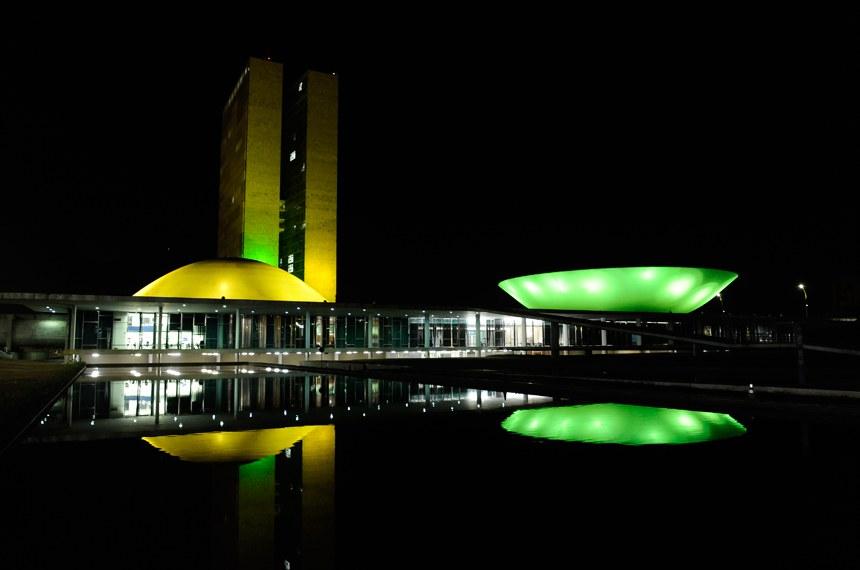 Congresso Nacional se ilumina de amarelo em apoio ao Setembro Amarelo