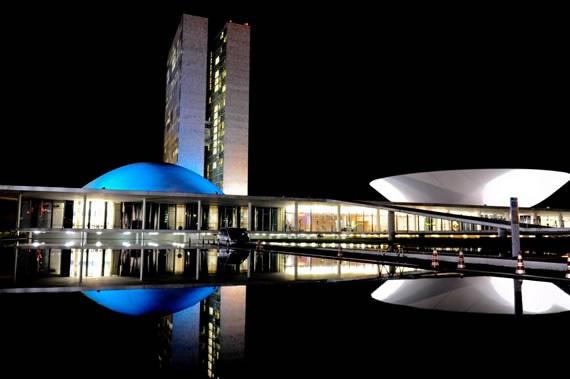 Congresso Nacional se ilumina de azul em alerta para fibrose pulmonar idiopática