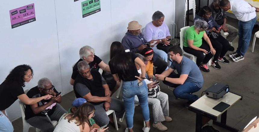 Cras Sudeste Costa Carvalho promove oficinas de letramento digital para idosos