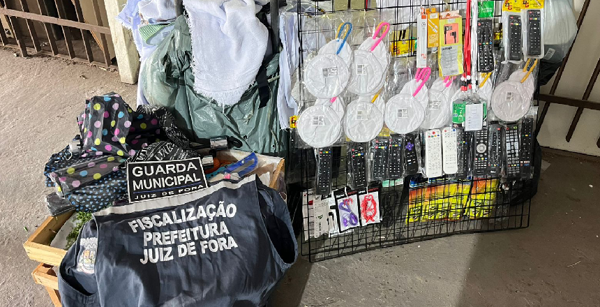 Fiscalização apreende mais de 900 produtos do comércio irregular no Centro de Juiz de Fora