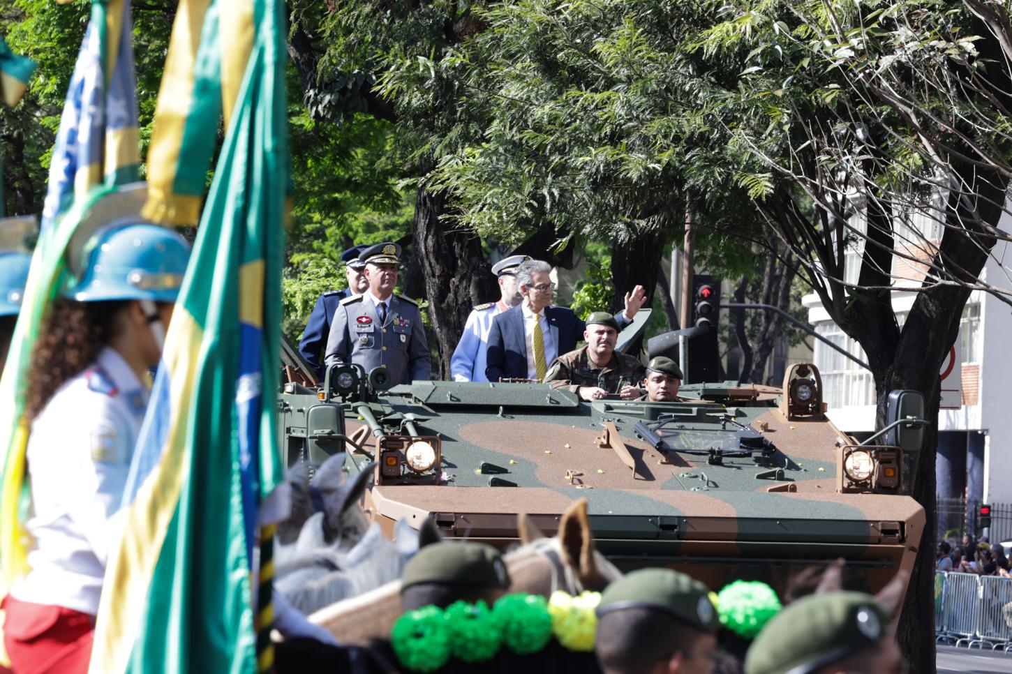 Governador Romeu Zema acompanha desfile cívico-militar de 7 de Setembro em Belo Horizonte