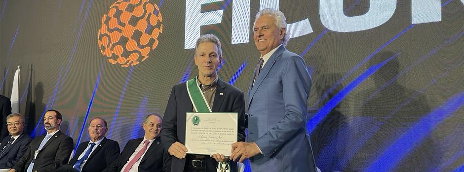 Governador Romeu Zema recebe maior comenda de Goiás durante abertura da Ficomex 2025