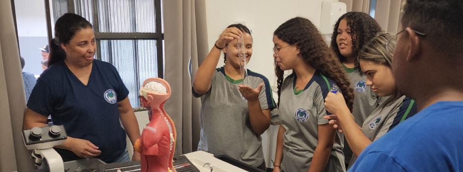 Governo de Minas entrega 145 laboratórios móveis de Ciências para escolas estaduai