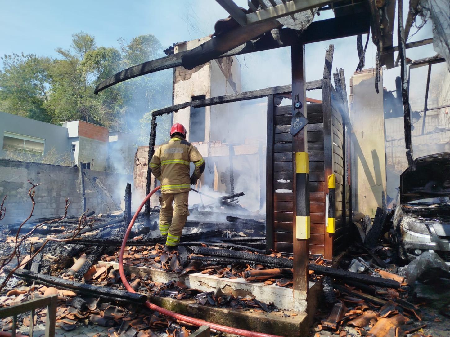 Incêndio destrói residência e mobiliza Corpo de Bombeiros no bairro Tiguera