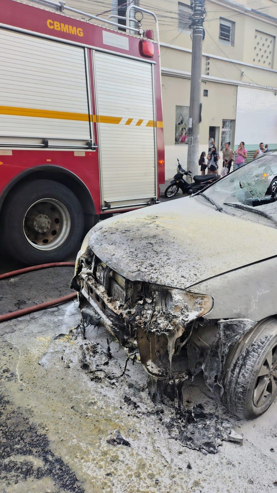 Incêndio em veículo mobiliza Bombeiros no Bairro Francisco Bernardino em Juiz de Fora